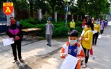 Cận cảnh quy trình lấy mẫu xét nghiệm nhanh Covid-19 ở Mê Linh
